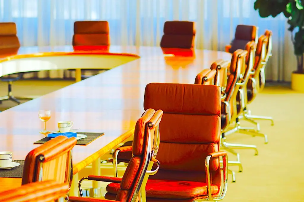 How To Choose The Perfect Size Conference Table For Your Meeting Room 1