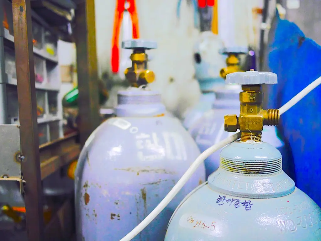 How To Handle Pressurized Gas Tanks Safely 1